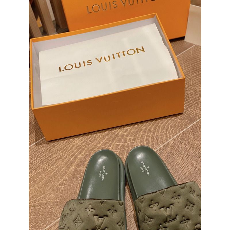 LV POOL PILLOW GREEN SLIDES