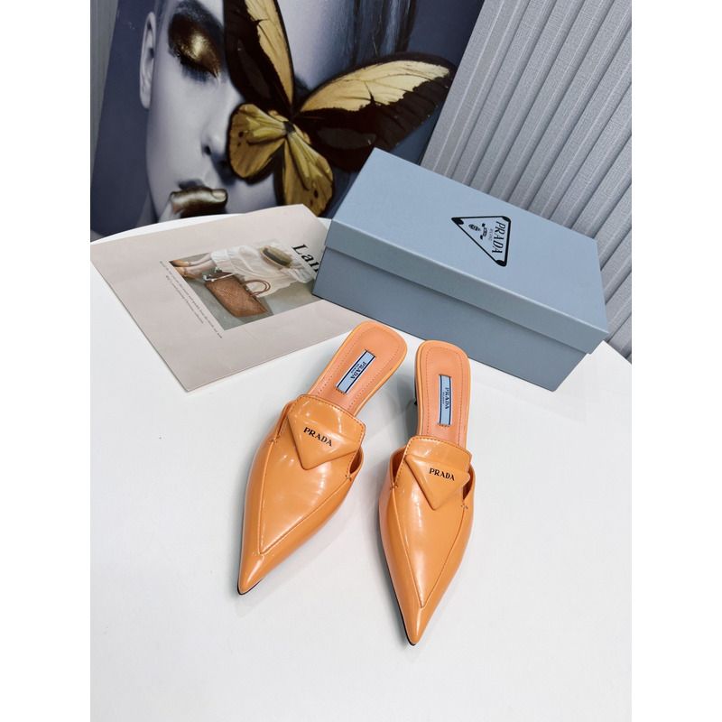 Pra*a logo patent leather pointy toe mule in orange