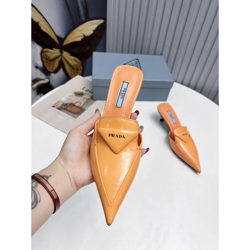 Pra*a logo patent leather pointy toe mule in orange