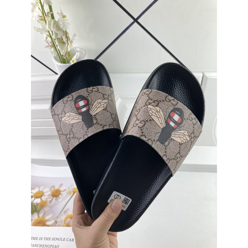 G*u*i bee print beach slippers