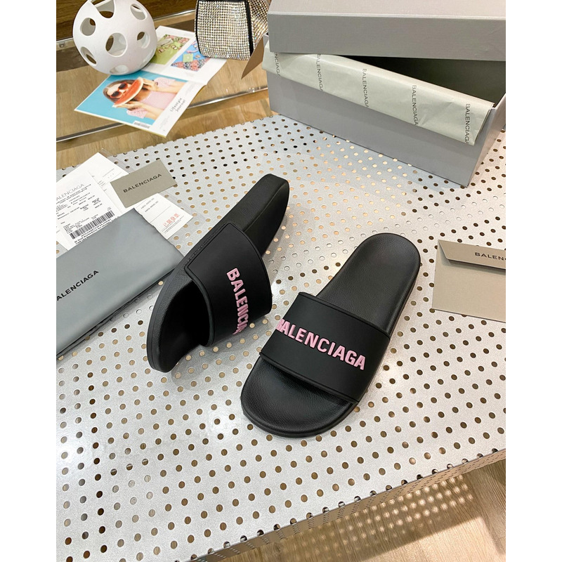 Ba*len*cia*ga pool slide sandal in black rubber with pink 3d Ba*len*cia*ga logo
