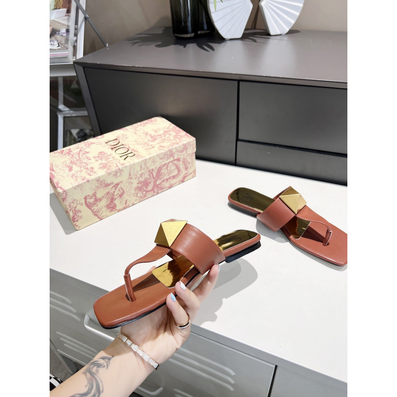 Valentino Garavani Rockstud Flat Sandals in Pink