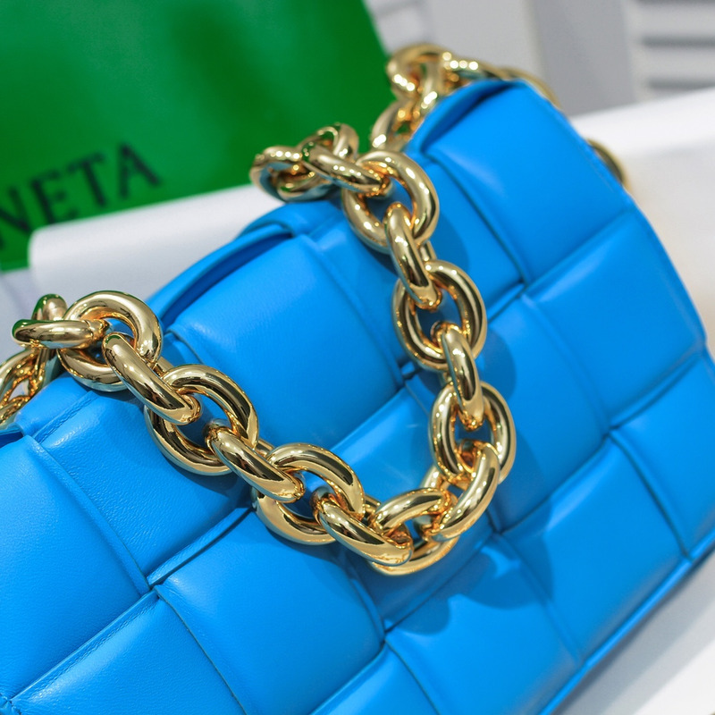 Bo*te*ga ve*ne*ta chain cassette 6688-1 bright blue