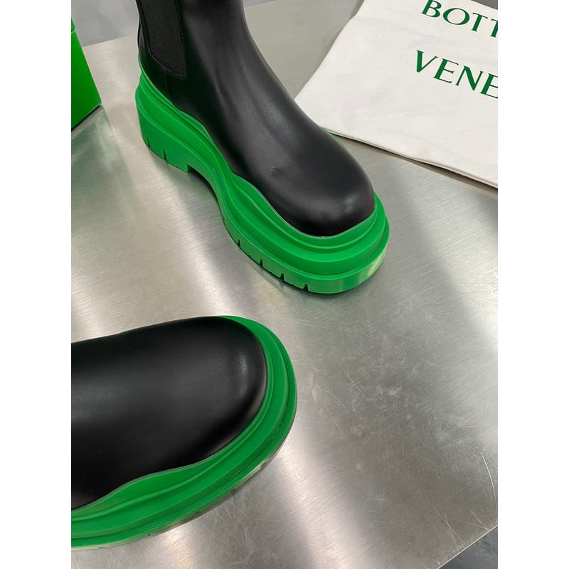 Bo*te*ga ve*ne*ta tire chelsea boot in black and grass