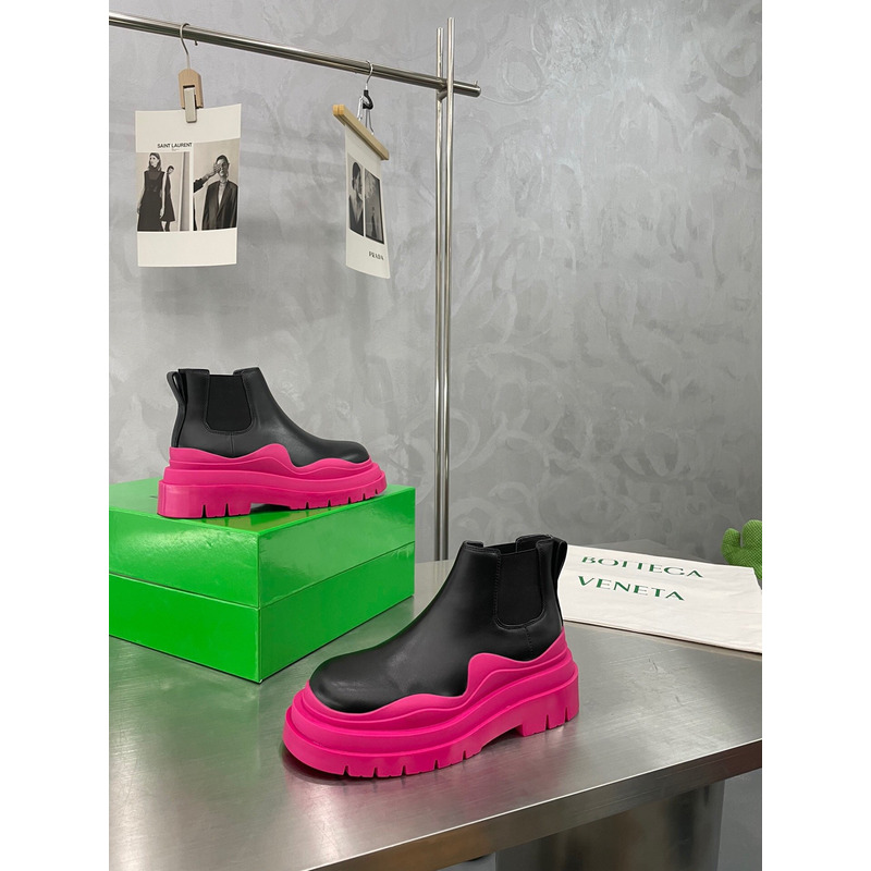 Bo*te*ga ve*ne*ta tire ankle chelsea boot in black and hollyhock