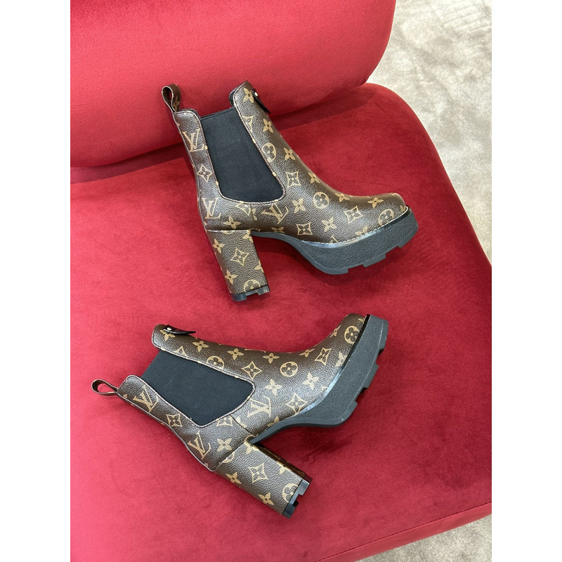 l**is V*t*n beaubourg ankle boots monogram black