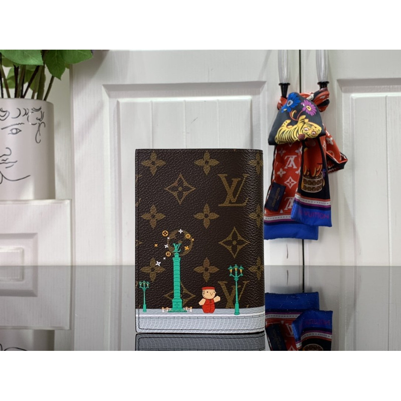 l**is V*t*n paassport cover