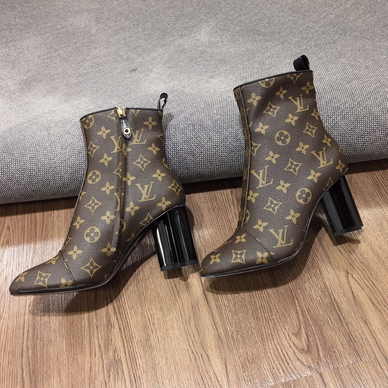 l**is V*t*n silhouette ankle boot in patent monogram canvas-brown