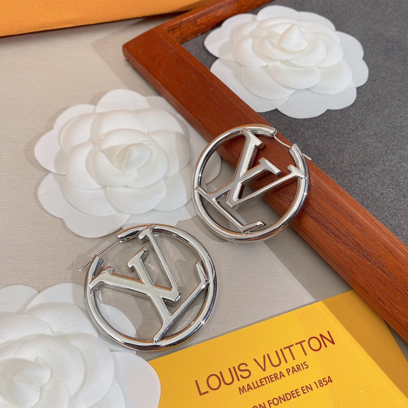 l**is V*t*n logo earing