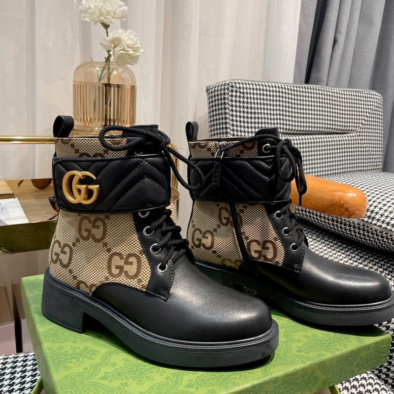 G*u*i logo plaque ankle boots black and brown
