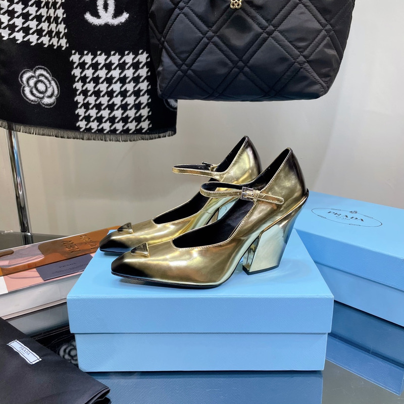 Pra*a glossed-leather pumps platinum