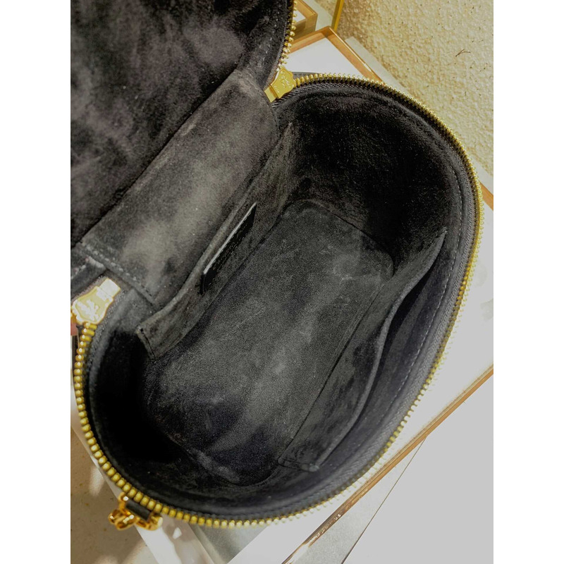 small D*ortravel  vanity case