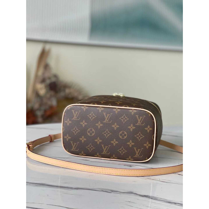 l**is V*t*n cosmetic bag