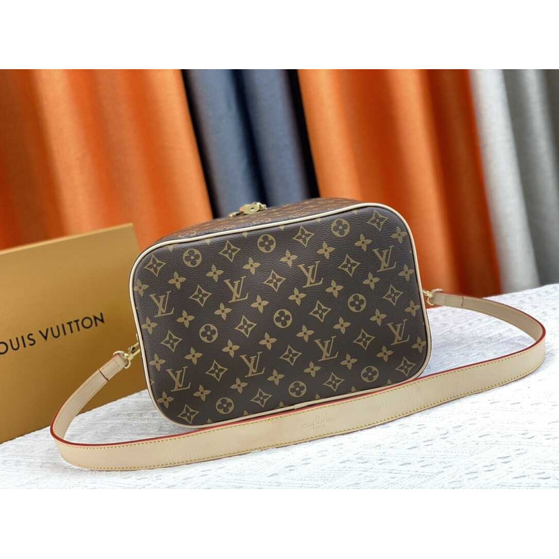 l**is V*t*n nice vanity cosmetic case
