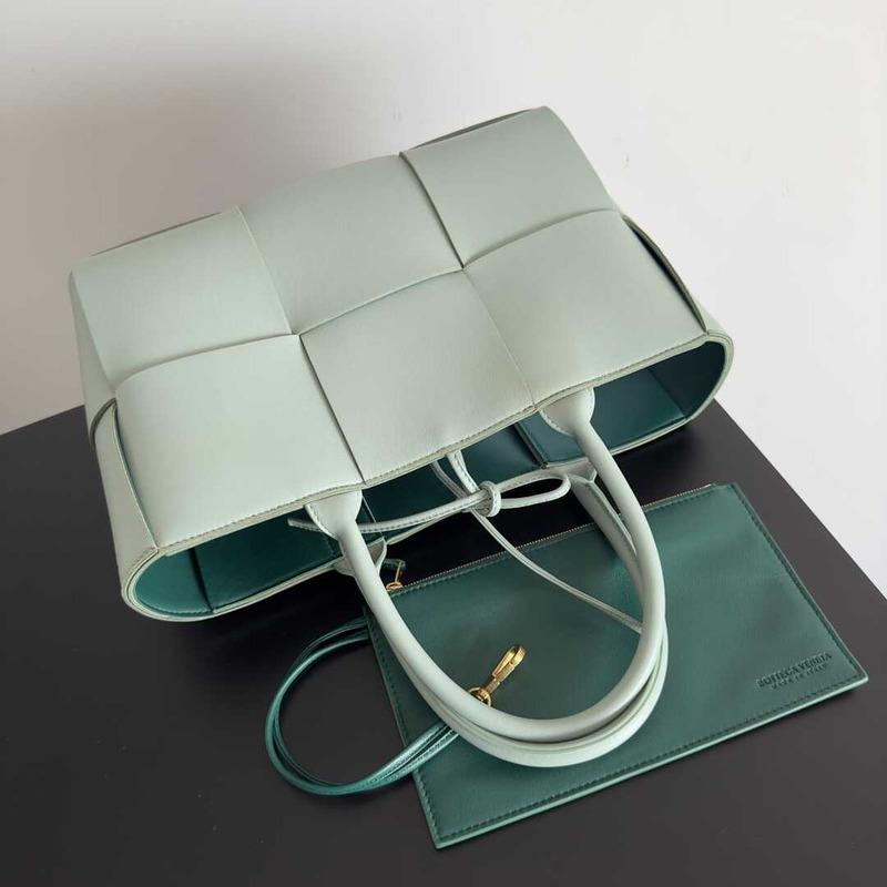 Bo*te*ga ve*ne*ta arco lambskin leather tote bag light green