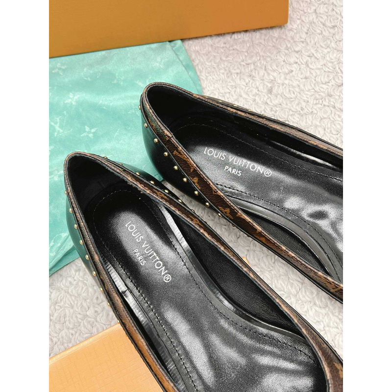 l**is V*t*n signature flat ballerina black