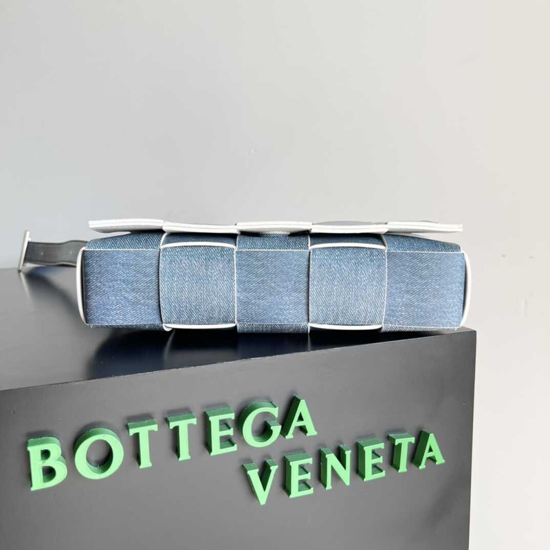 bottege Ve*ne*ta cassette bag blue white