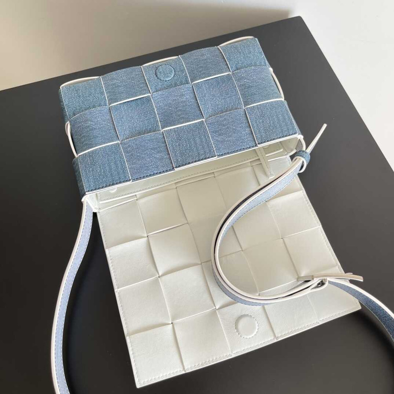 bottege Ve*ne*ta cassette bag blue white