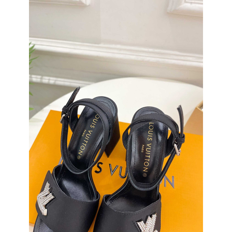 l**is V*t*n shake sandal black with white logo