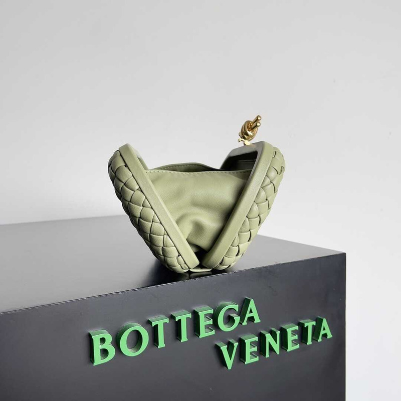 Bo*te*ga ve*ne*ta knot leather clutch light green