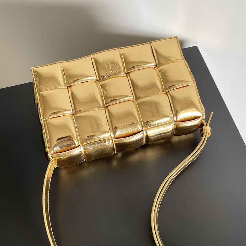 Bo*te*ga ve*ne*ta cassette bag gold