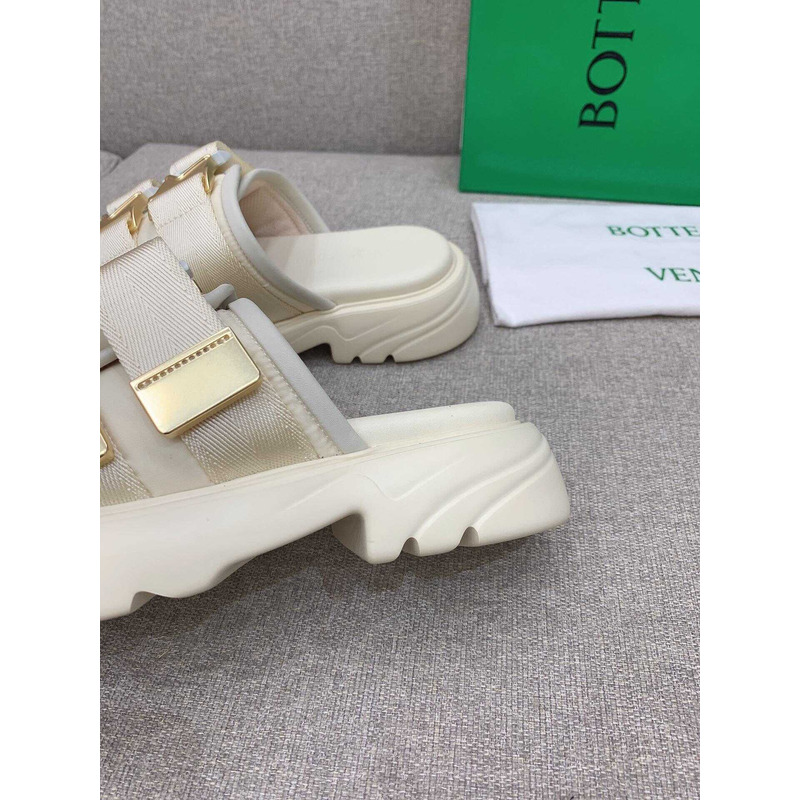 Bo*te*ga ve*ne*ta flash flat sandals white
