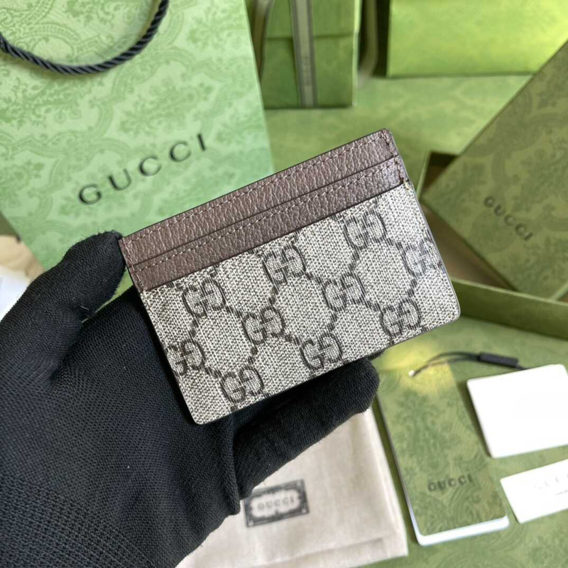 G*u*i card pouch