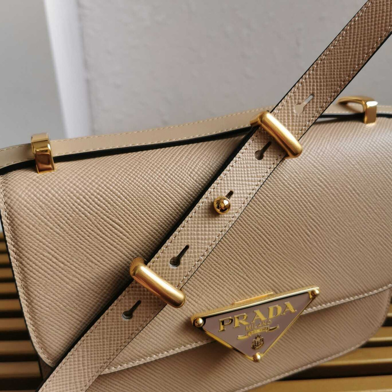 Pra*a emblème leather bag brown