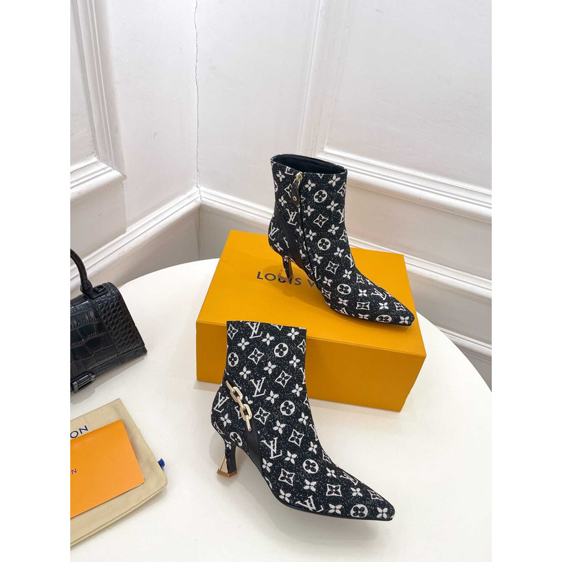 l**is V*t*n ankle short boot heels with chain logo black