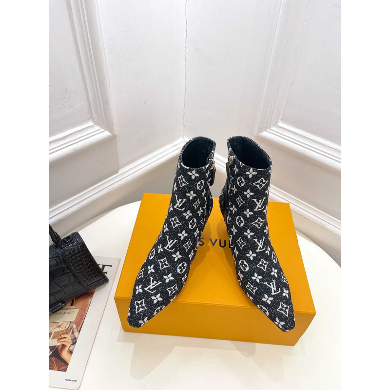 l**is V*t*n ankle short boot heels with chain logo black