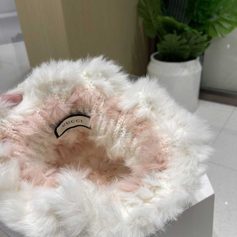 G*u*i gg fur bucket hat white&pink