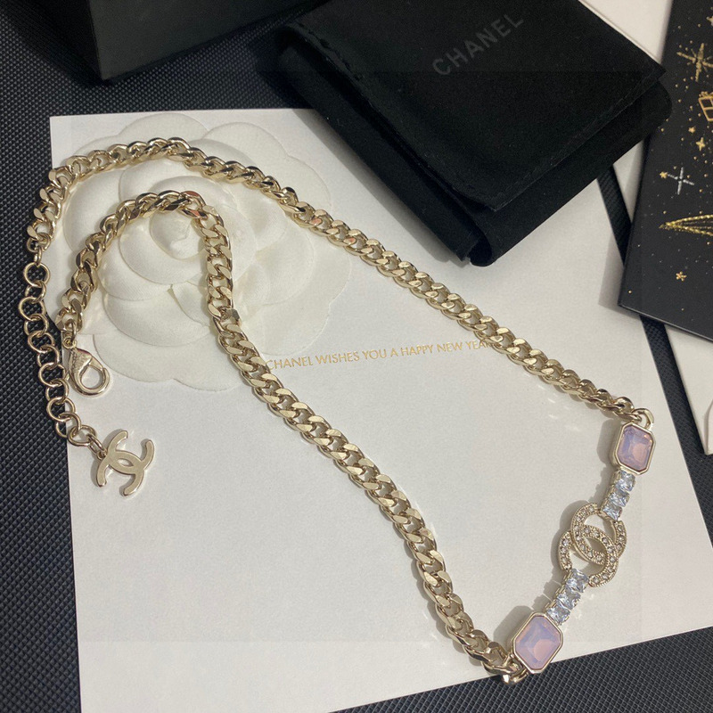 ch*el logo Di*m*nd necklace