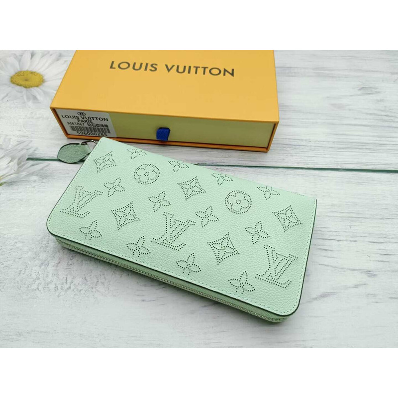 l**is V*t*n zippy wallet green