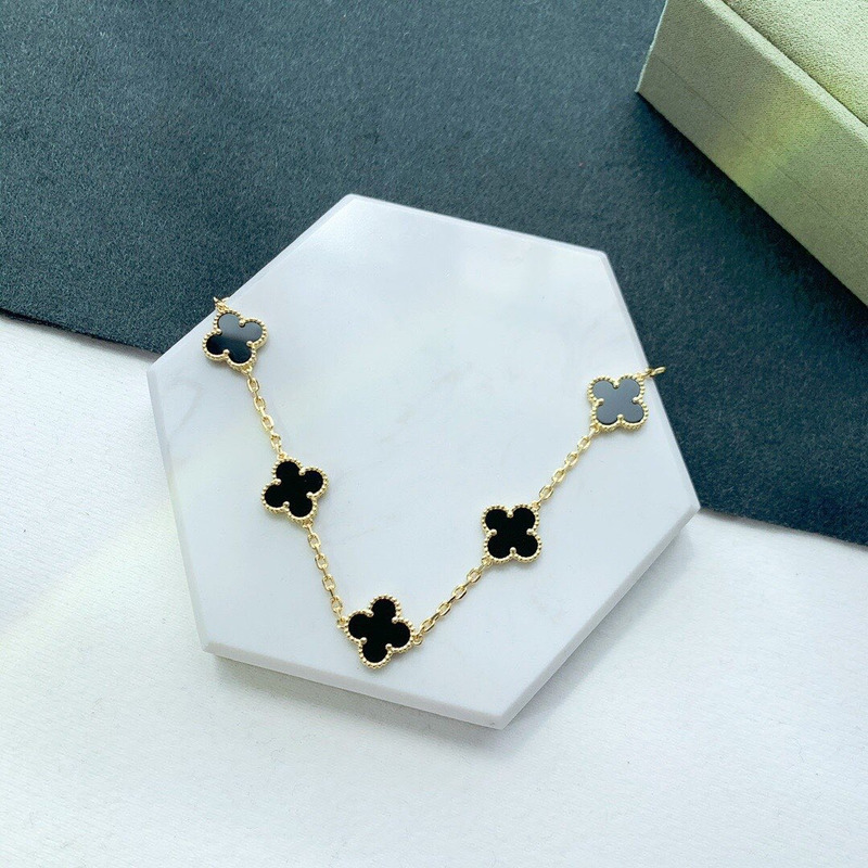 Van Cleef & Arpels Flower Design Fashionable Mother Of Pearl Bracelet