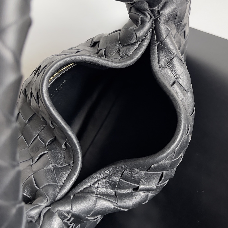 Bo*te*ga ve*ne*ta shoulder bag realised with intrecciato craftsmanship in calfskin leather