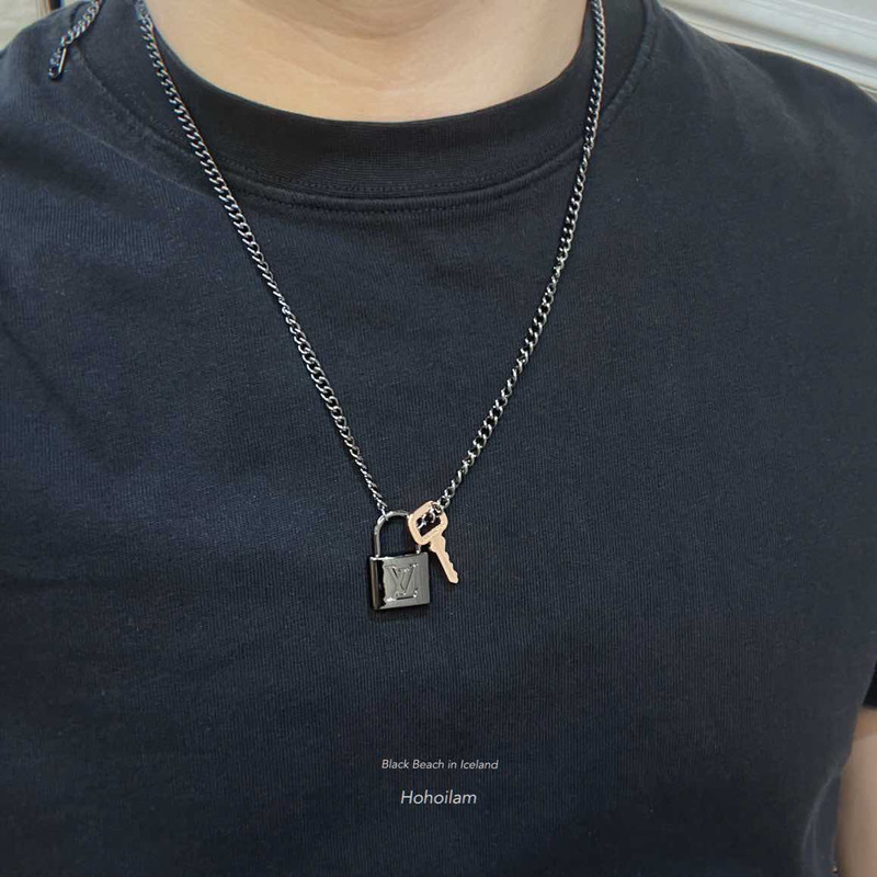 l**is V*t*n padlock pendant necklace silver