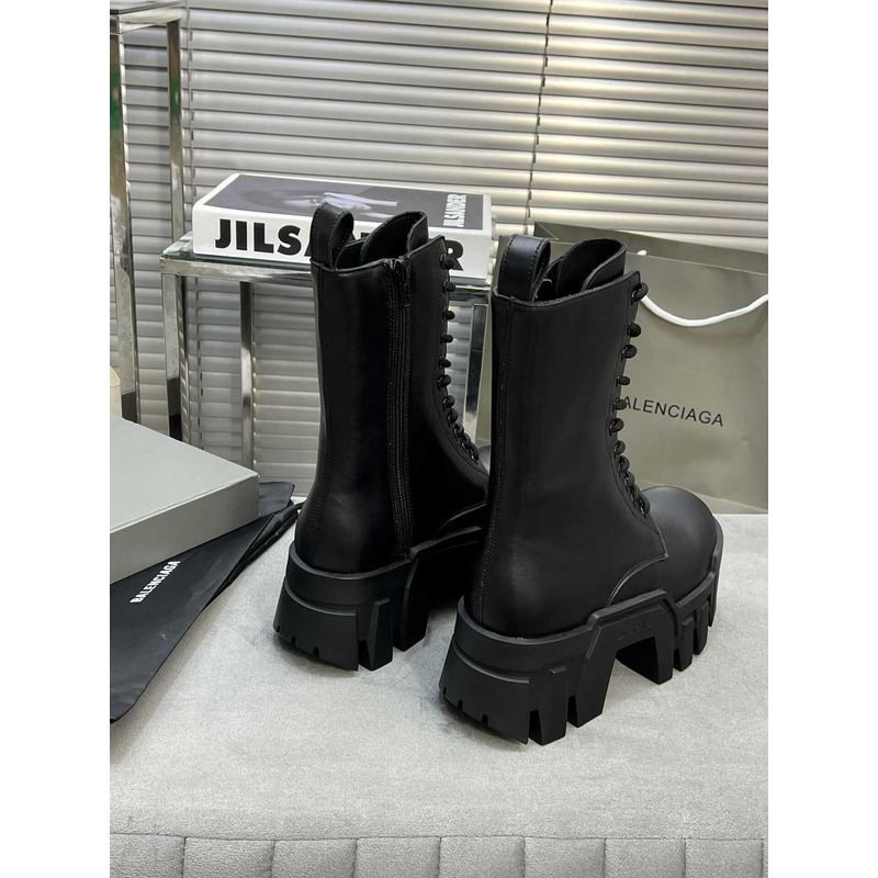 Ba*len*cia*ga lace-up leather ankle boots black