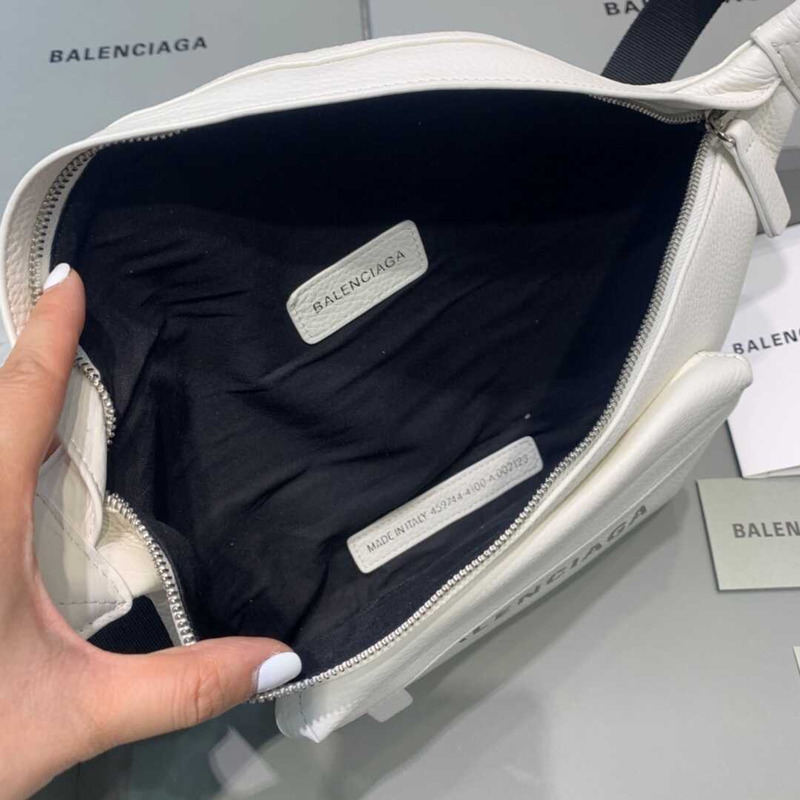 Ba*len*cia*ga everyday beltpack in white