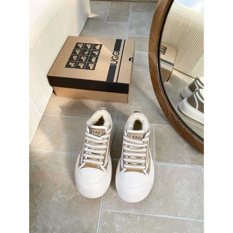 UGG Snow Boots With Edge Stitching Beige