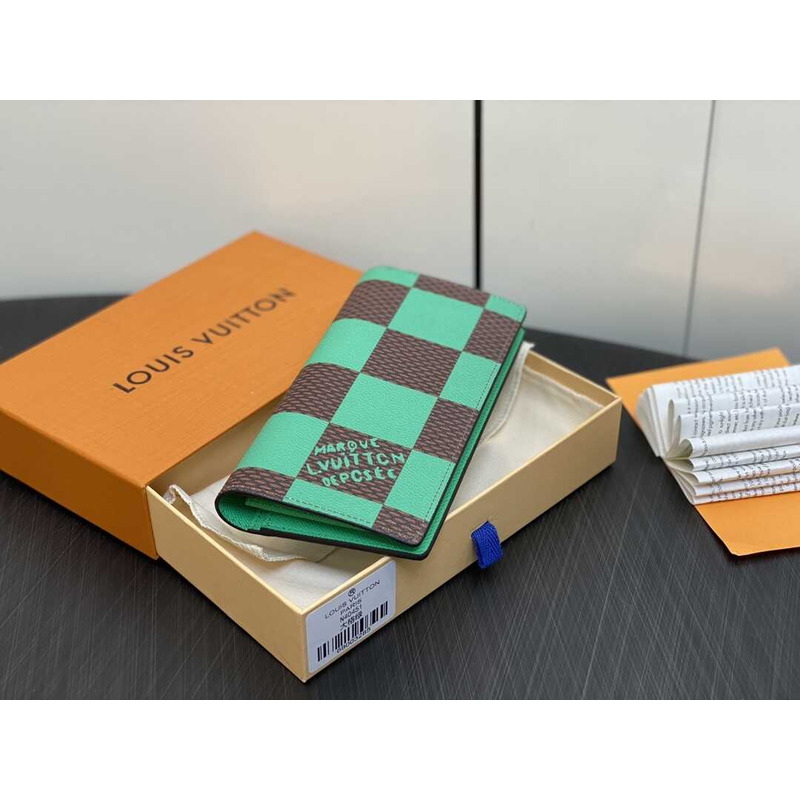 l**is V*t*n damier wallet green