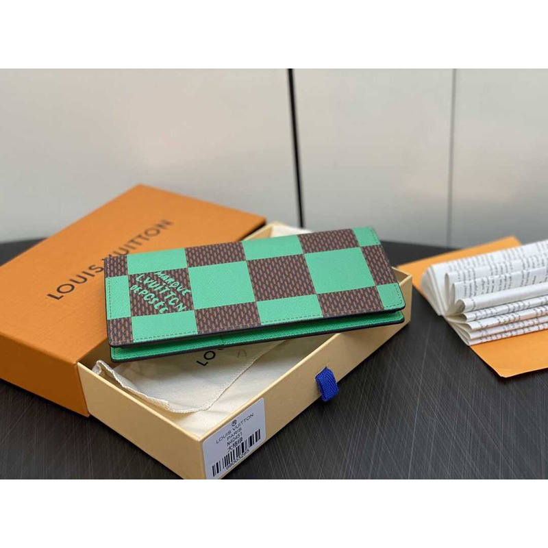 l**is V*t*n damier wallet green