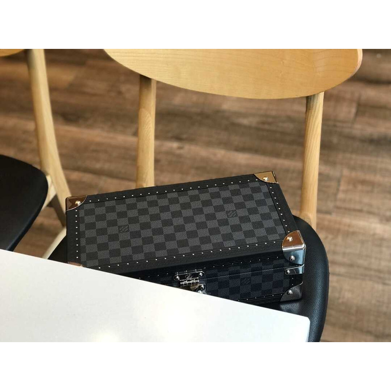 l**is V*t*n damier graphite coffre 8 montre model number