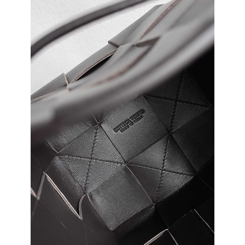 Bo*te*ga ve*ne*ta small cassette cross-body bucket in fondant