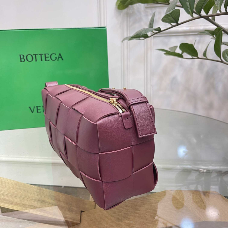 Bo*te*ga ve*ne*ta  small cassette in pink