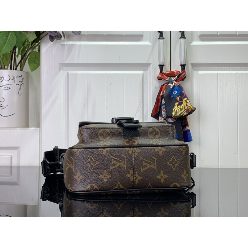 l**is V*t*n quest messenger cowhide-leather textile lining