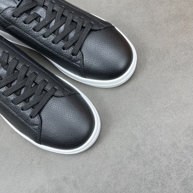 l**is V*t*n resort sneakers black leather