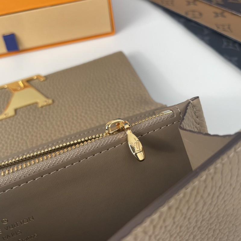 l**is V*t*n taurillon capucines wallet galet beige