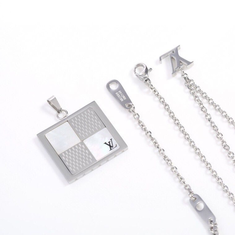 dandy l**is V*t*n necklace
