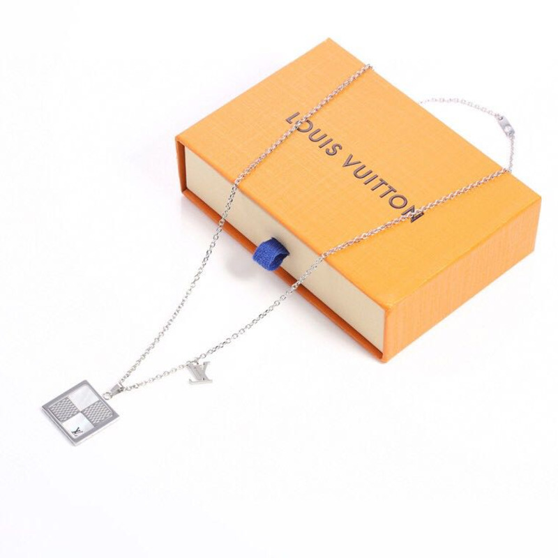 dandy l**is V*t*n necklace
