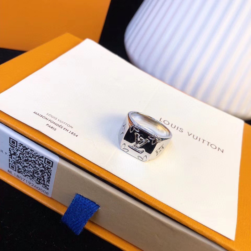 l**is V*t*n ring